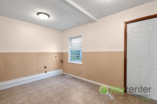 Building Photo - Cute 3 bedroom house near shopping, restau...