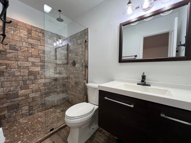 Building Photo - 1877 Meadow Ct