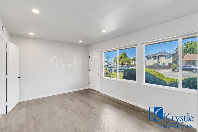 Building Photo - 2009 Florida St