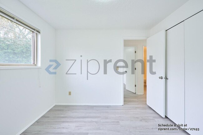 Building Photo - Unit