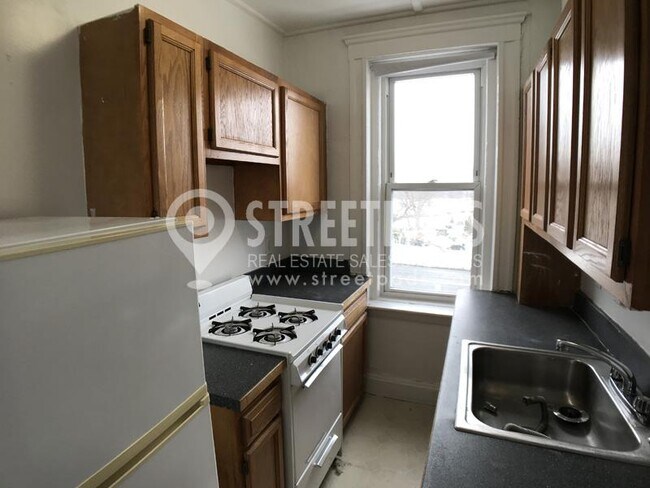 Building Photo - bedroom in Boston MA 02215