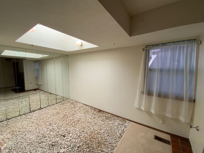 Building Photo - 3 Bedroom Single Story Home Available Near...