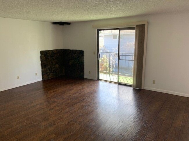 Building Photo - 2 Bed/1 Bath SE Bend Condo with Single Car...