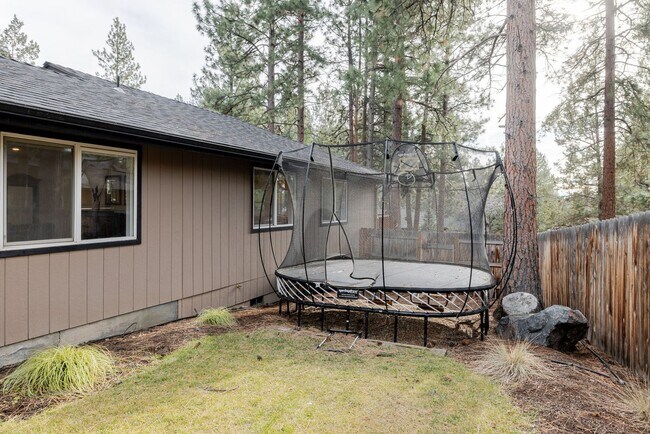 Building Photo - 3BR Furnished NW Bend Home