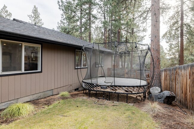 Building Photo - Furnished Rental in Desirable NW Bend Neighborhood