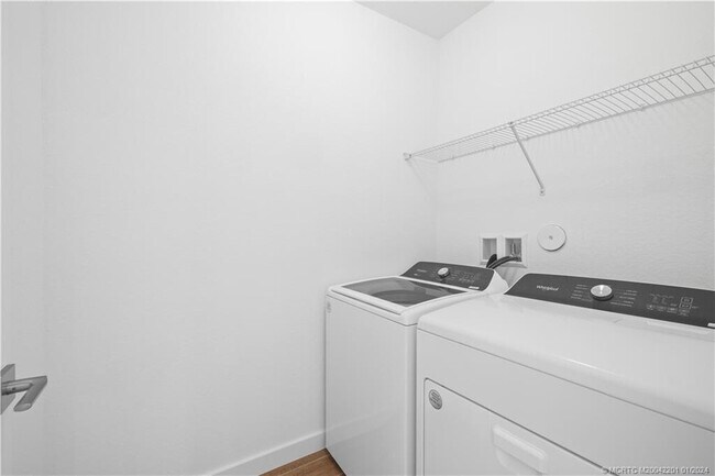 Building Photo - 2048 NE Ocean Dunes Dr