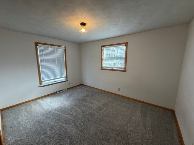 Building Photo - 290 Glenview Rd