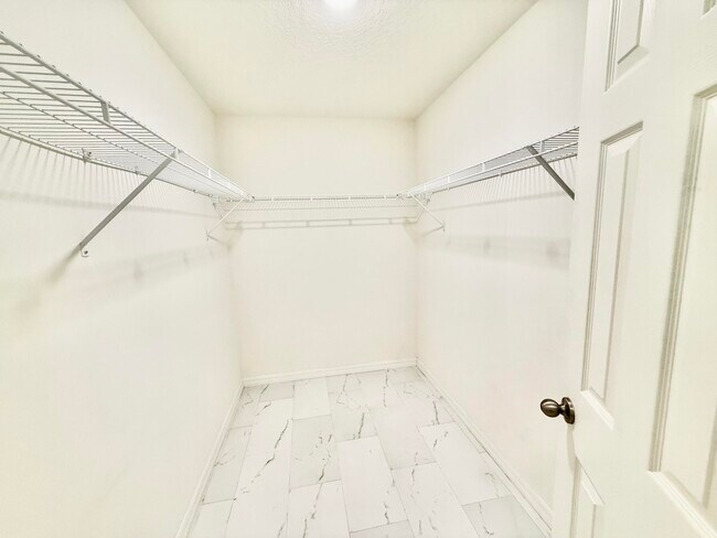 Building Photo - 949 SW Fisherman Ave