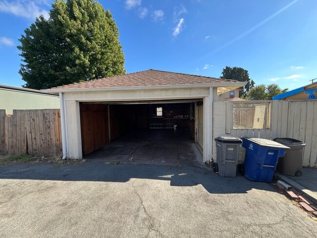 Building Photo - 3 bedroom house with bonus room and garage...