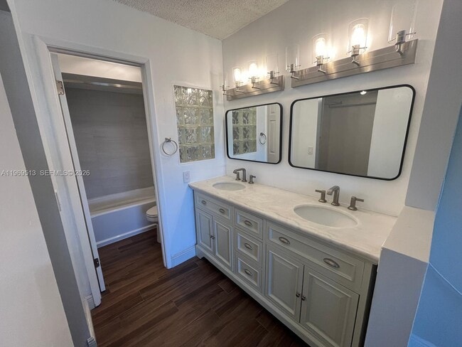 Building Photo - 271 W Park Dr