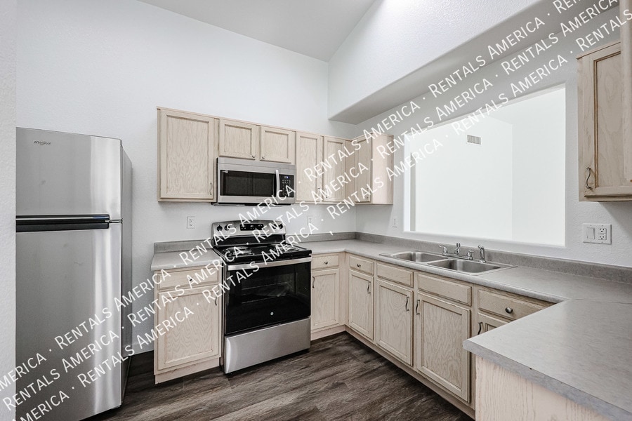 Building Photo - 12731 W Sharon Dr