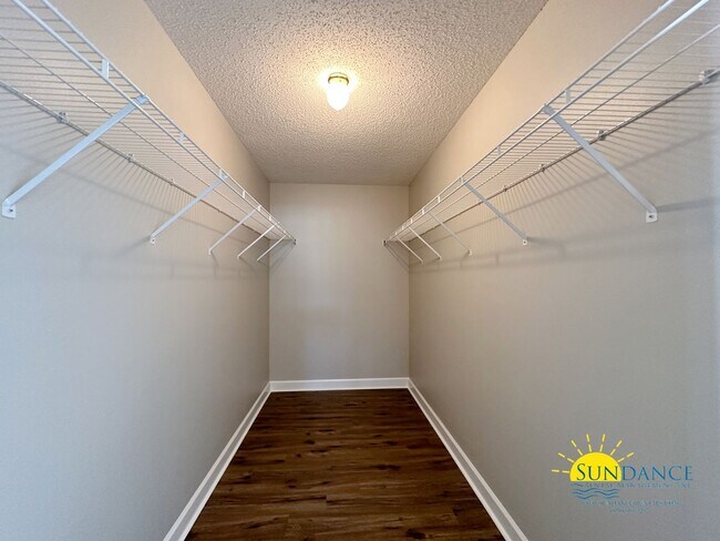 Building Photo - Stunning 4 Bedroom Mary Esther Home, minut...