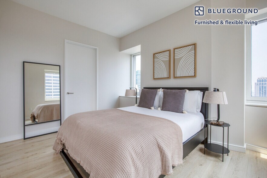 Building Photo - 70 W 45th St