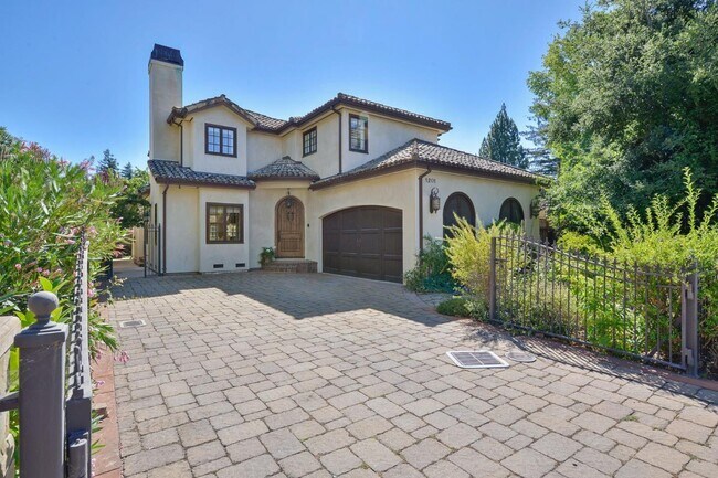 Building Photo - 1201 University Dr