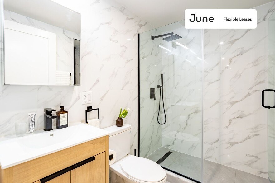 Building Photo - Trendy ROOM at The Central Park Manhattan House