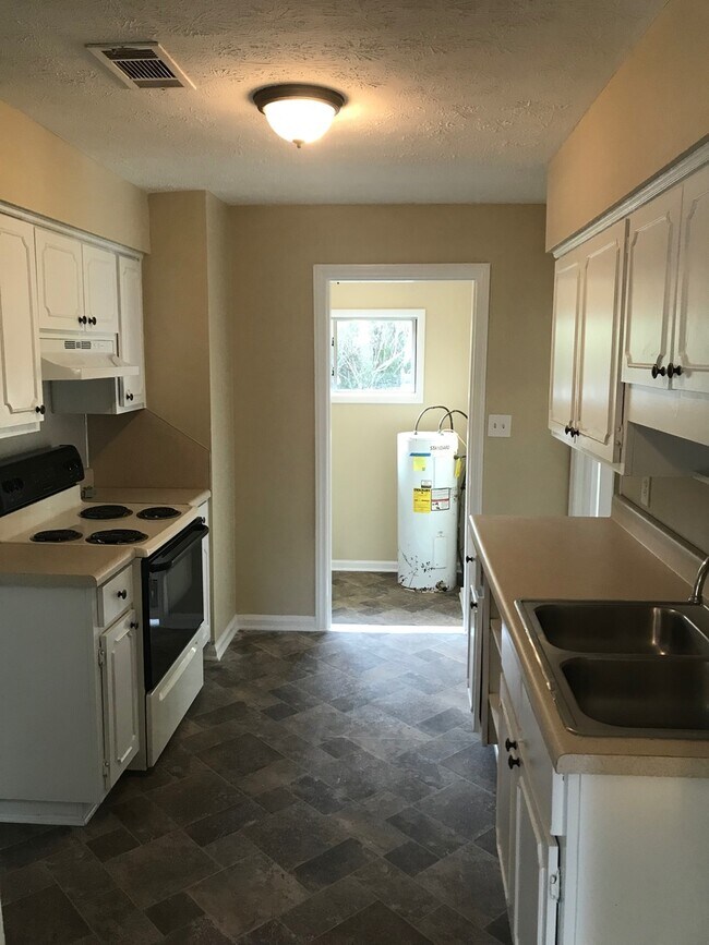 Building Photo - **ON HOLD**3 or 4 Bedroom / 1.5 Bathroom Home for Rent in Columbus, GA