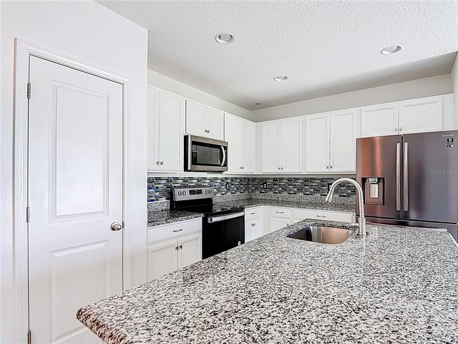Building Photo - 450 Taft Dr