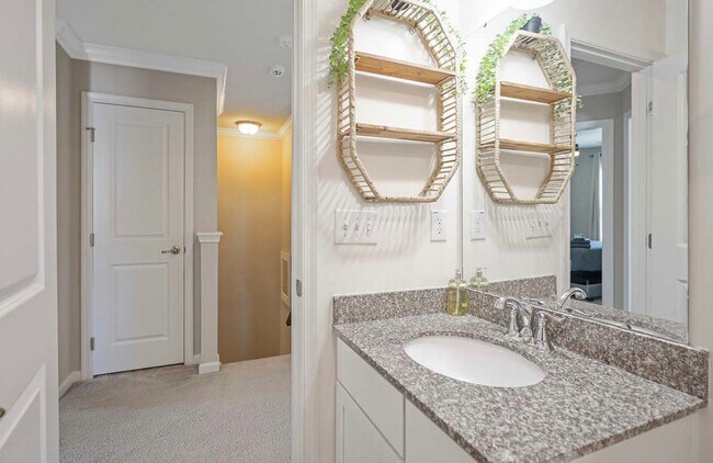 Building Photo - 337 Roche Dr