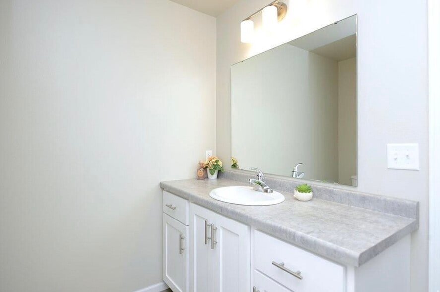 Building Photo - 705 10th Ave N