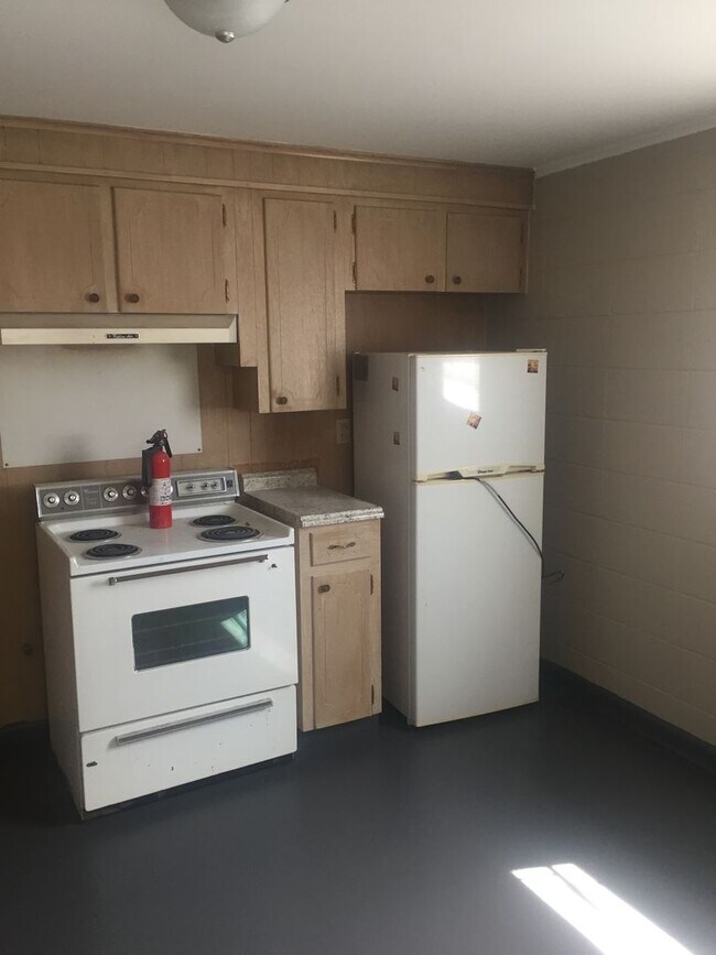 Building Photo - LARGE Spacious 5 bedroom 3 bathroom House