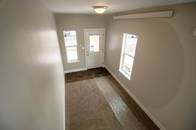 foyer view - 84 Alpine Trl