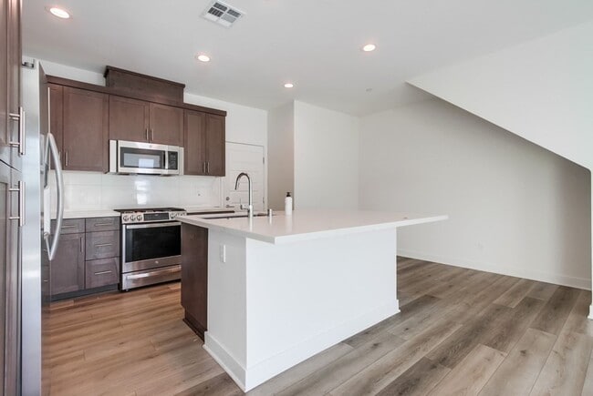 Building Photo - Mira Mesa 3 Bedroom Townhome!