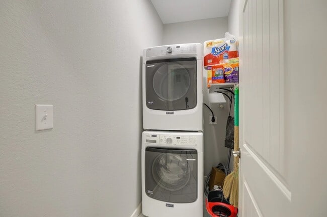 Building Photo - 3523 Bain St