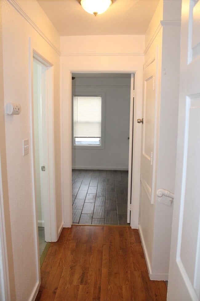 Building Photo - 3 Bedroom, 2 Bath in Single Family Home with BONUS Room Close to Downtown Pittsburg/BART