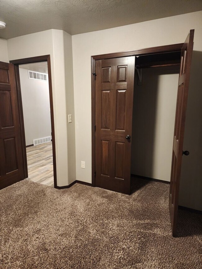 Building Photo - Three bedroom two bathroom Twin home