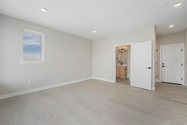 Building Photo - 2329 Lakeshore Ln
