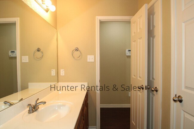 Building Photo - Spacious Duplex