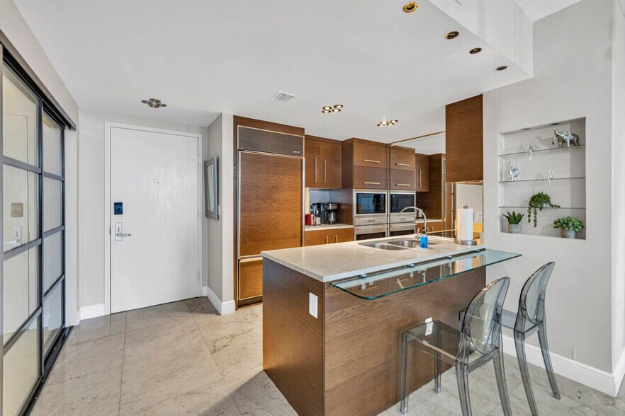 Building Photo - 481 Brickell Ave