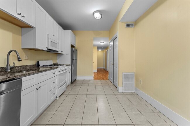 Building Photo - 573 Washington St