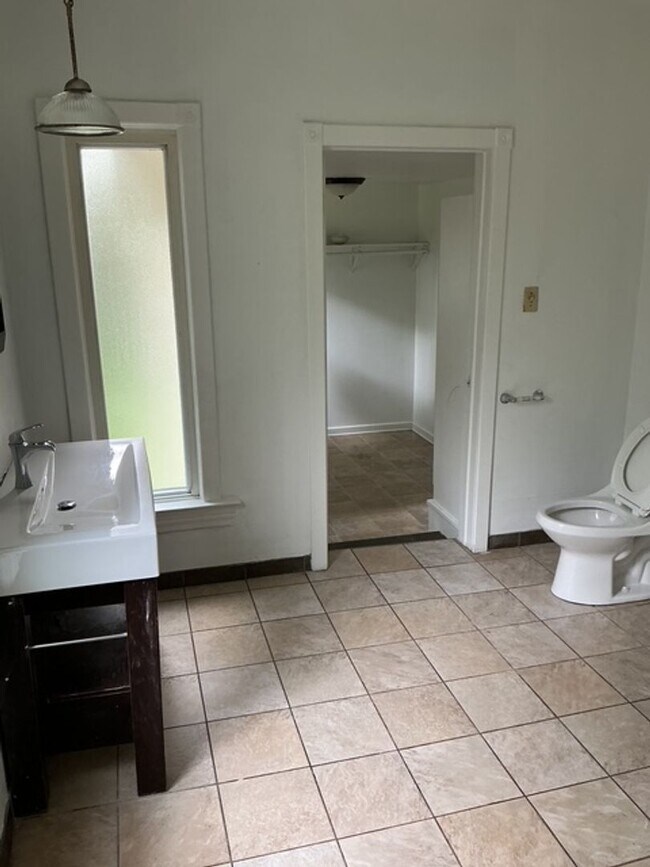 Building Photo - 5 bedroom / 2 bathroom House in Peoria