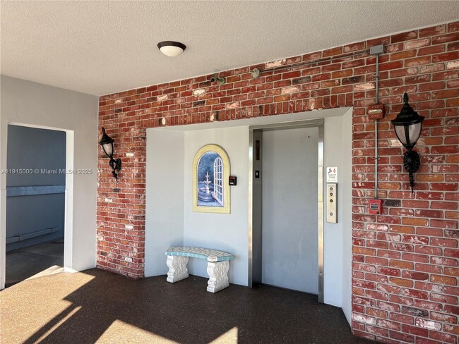 Building Photo - 2223 Park Ln