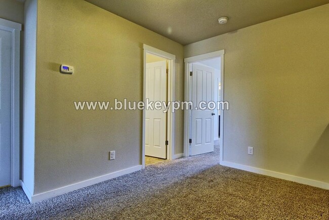 Building Photo - 3 Bed, 2.5 Bath Townhome in Walnut Grove