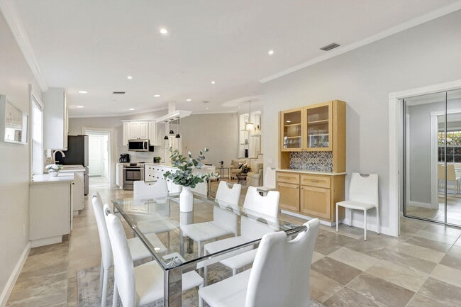 Building Photo - 11361 SW Pembroke Dr