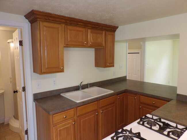 Building Photo - 102 Cedar Dr