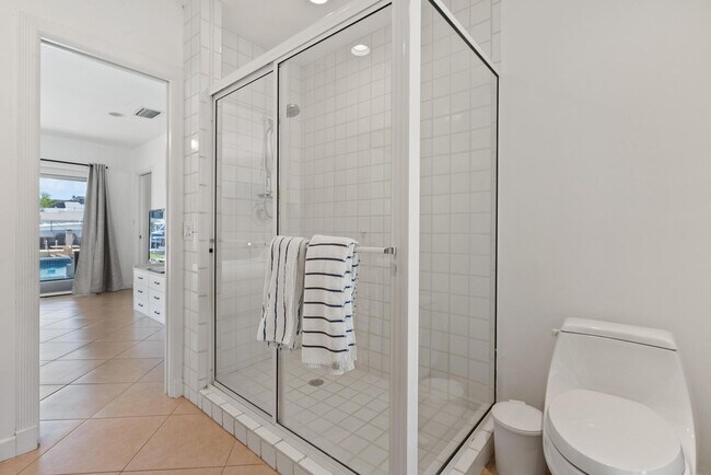 Building Photo - 3080 NE 43rd St