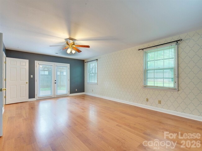 Building Photo - 2329 Kingsbury Dr