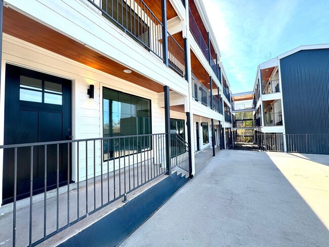 Building Photo - Remodeled Condo 2 Blocks to St. David's Me...
