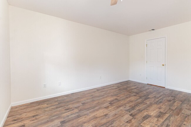 Building Photo - 3 bedroom townhouse in Carlisle