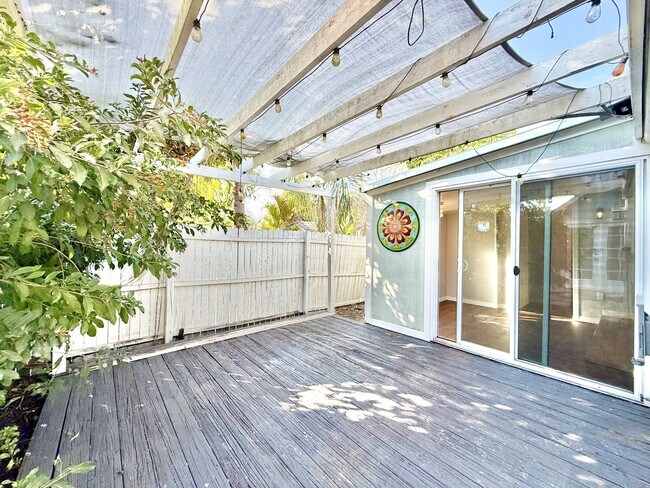 Building Photo - 713 Smith St