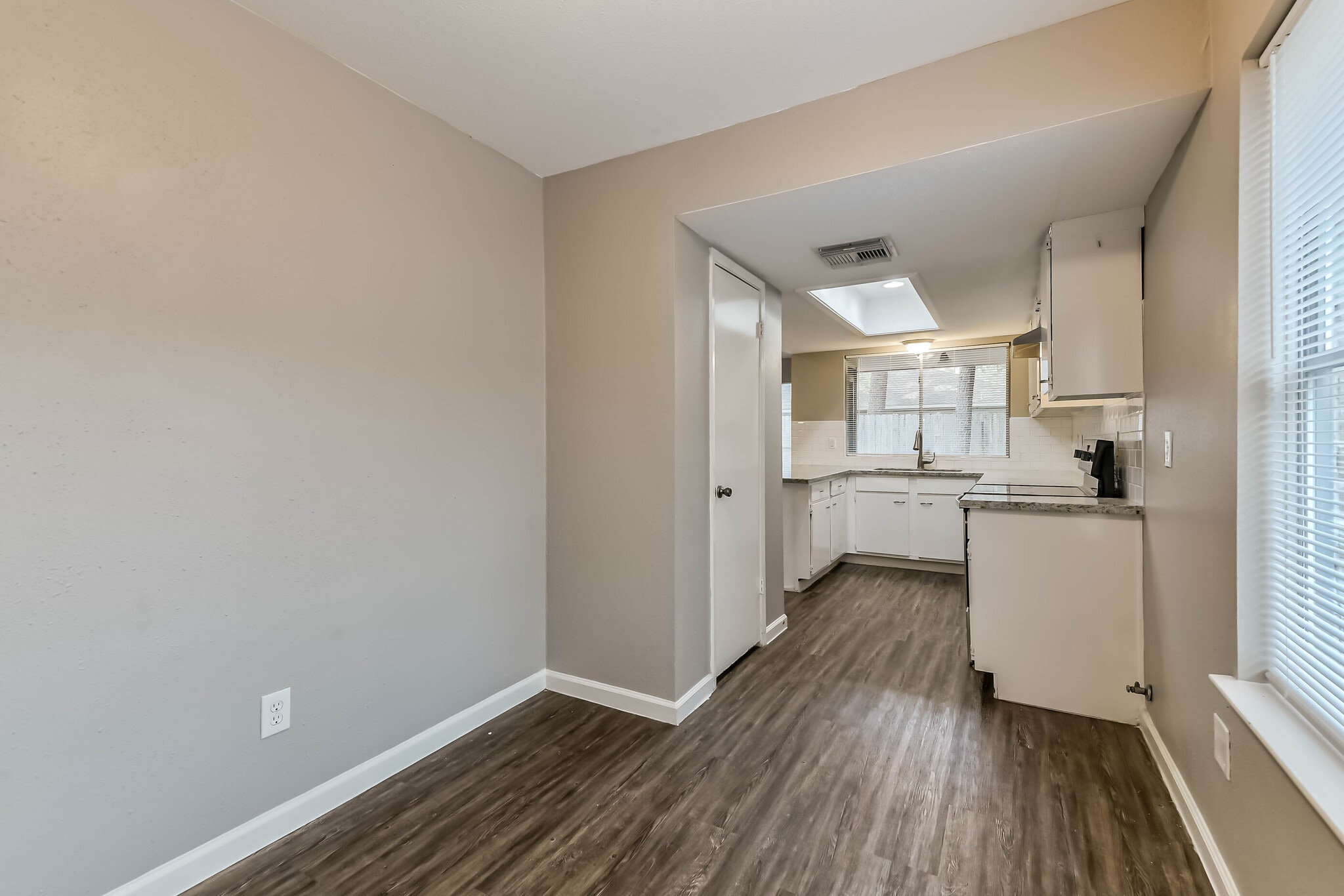 Building Photo - 26 W Broken Oak