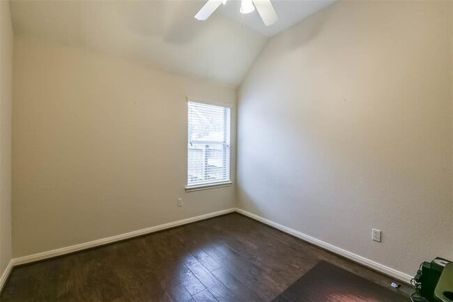 Building Photo - 5911 Mettler Ln