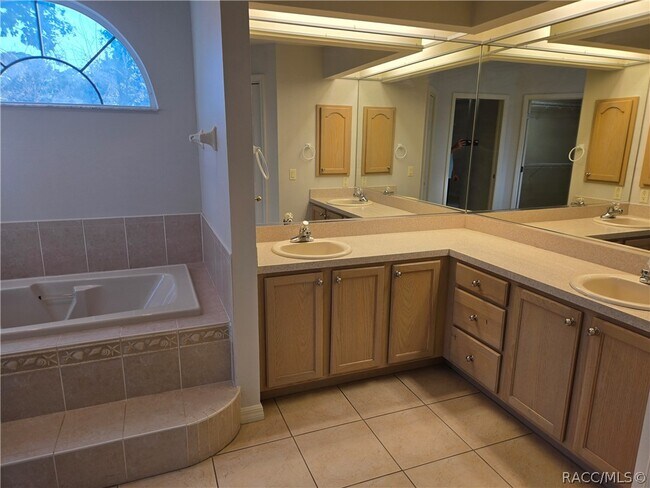 Building Photo - 14 Hollyhock Ct