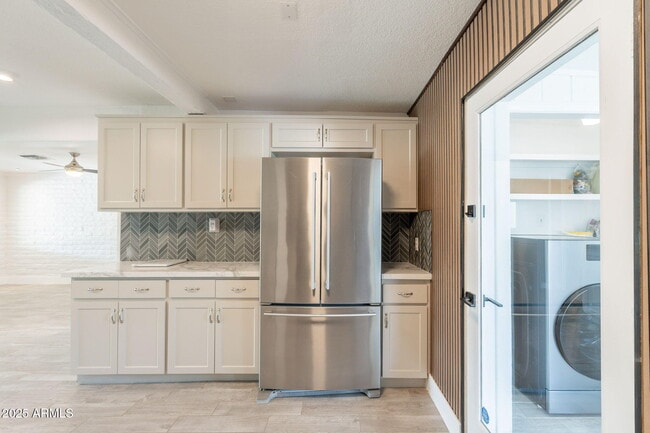 Building Photo - 1116 E Fern Dr N