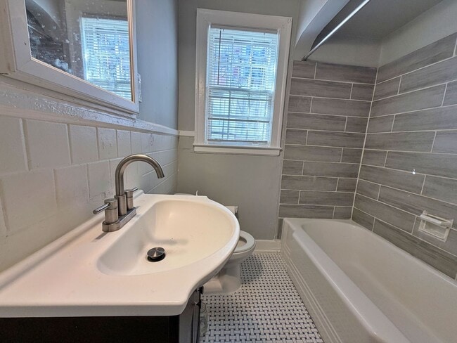 Building Photo - Cozy 3 Bedroom Home Ready for Move In!- $5...