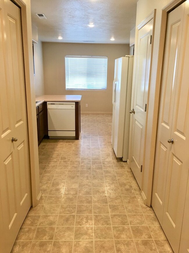 Building Photo - 3-BR Townhome in Fox Cove