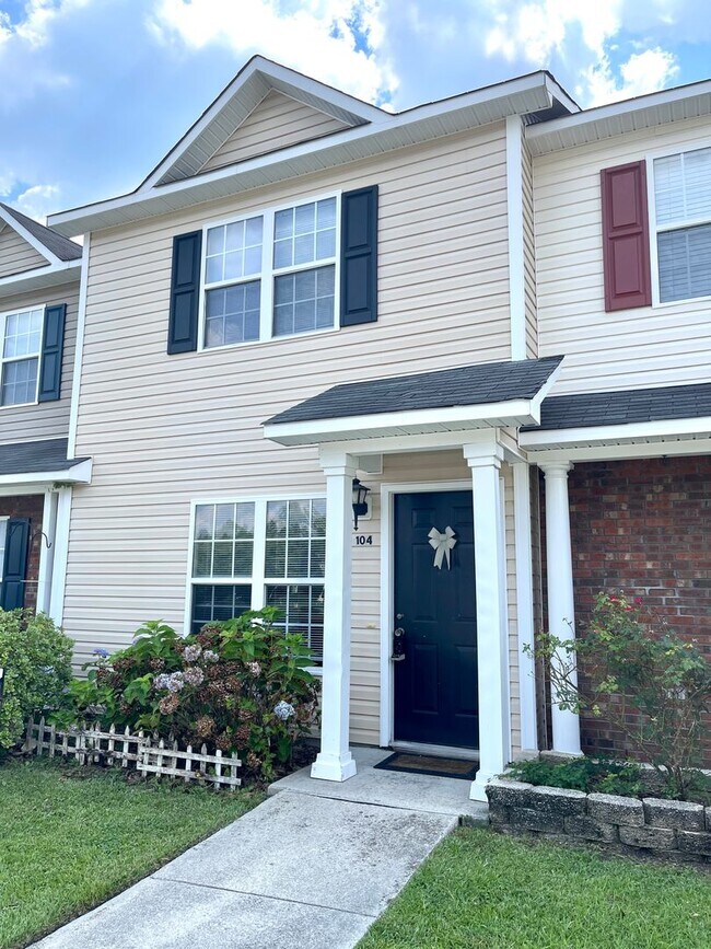 Building Photo - Minutes to Camp Lejeune! Pets with Owner Approval!